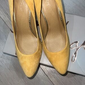 Crown vintage preowned pumps. Size 10